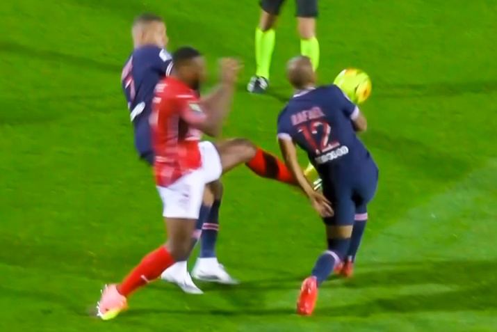 Cu dap lam tim suon cuu tien ve Barca hinh anh