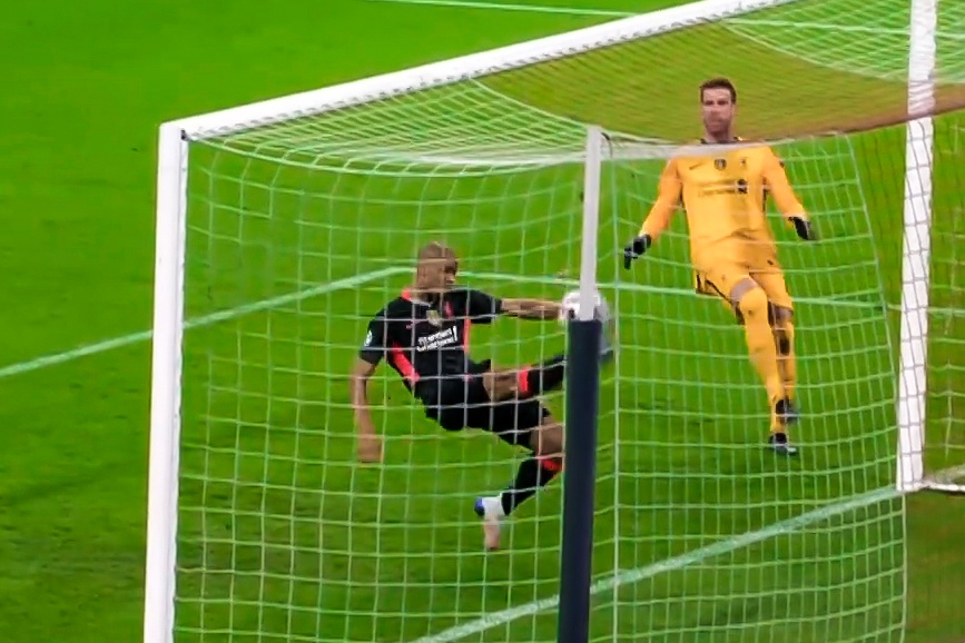 Fabinho cuu thua tren vach voi trong ngay thay the Van Dijk hinh anh