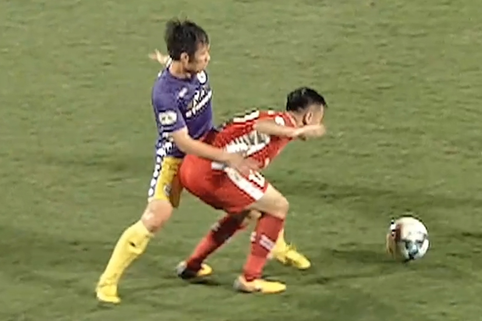 Pha vao bong tu phia sau khien Khac Ngoc roi san tren cang hinh anh