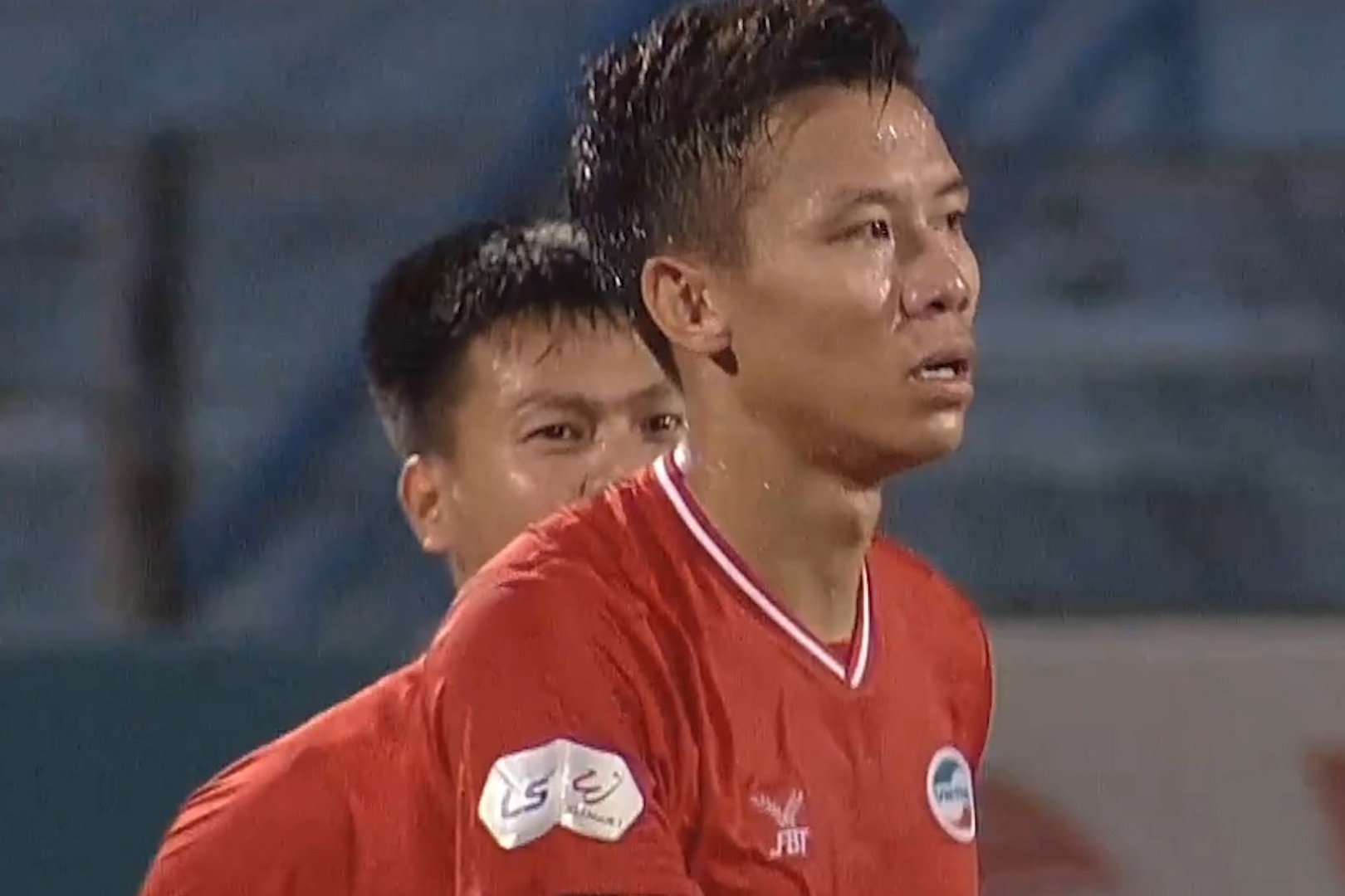 Que Ngoc Hai cuu thua cho CLB Viettel o nhung giay cuoi cung hinh anh