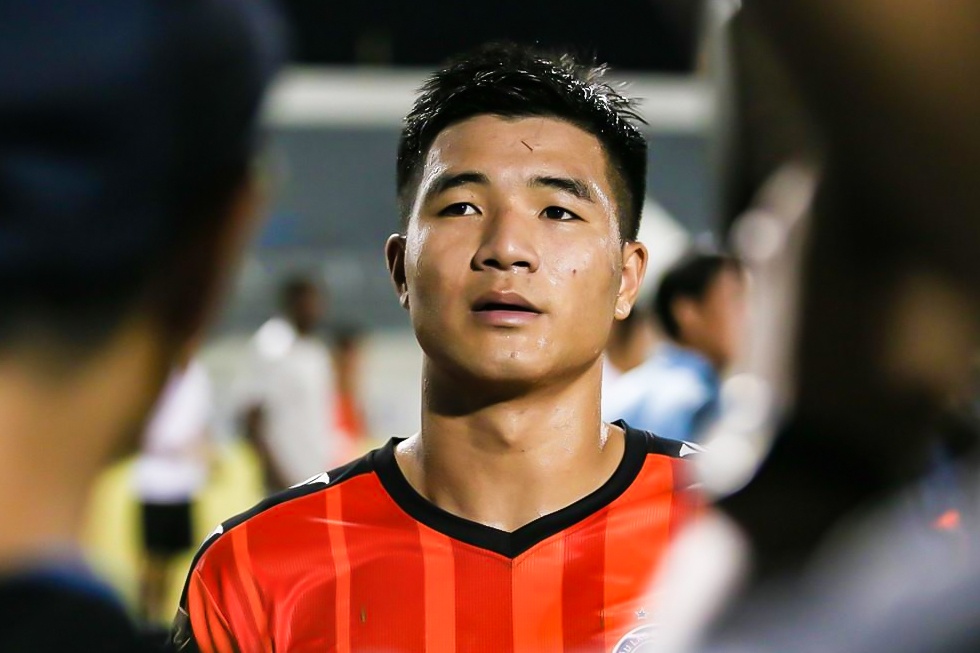 Duc Chinh trung phat doi thu sau cu but toc tu san nha hinh anh