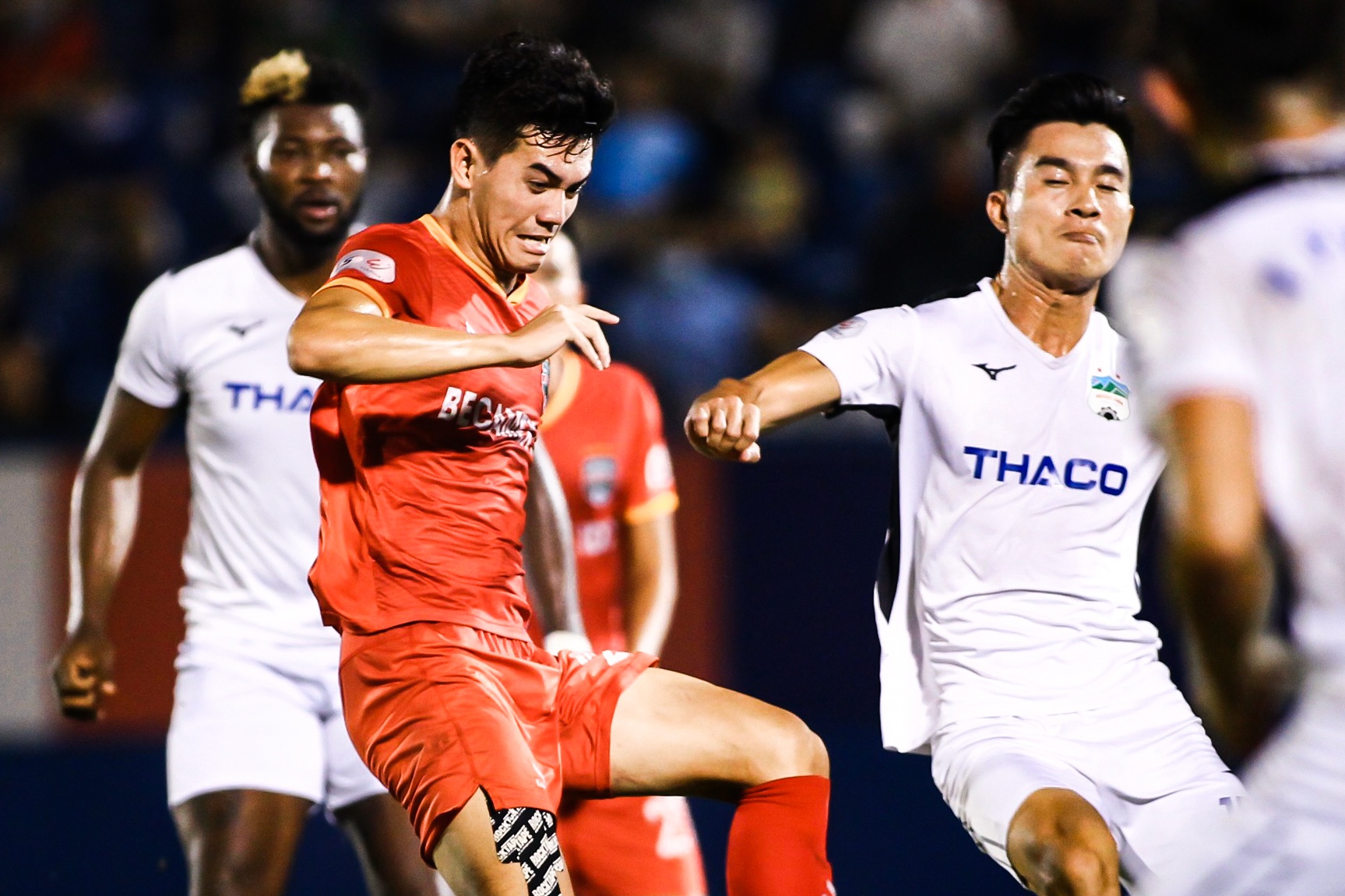 Tien Linh ghi ban trong vong vay cua 4 cau thu HAGL hinh anh