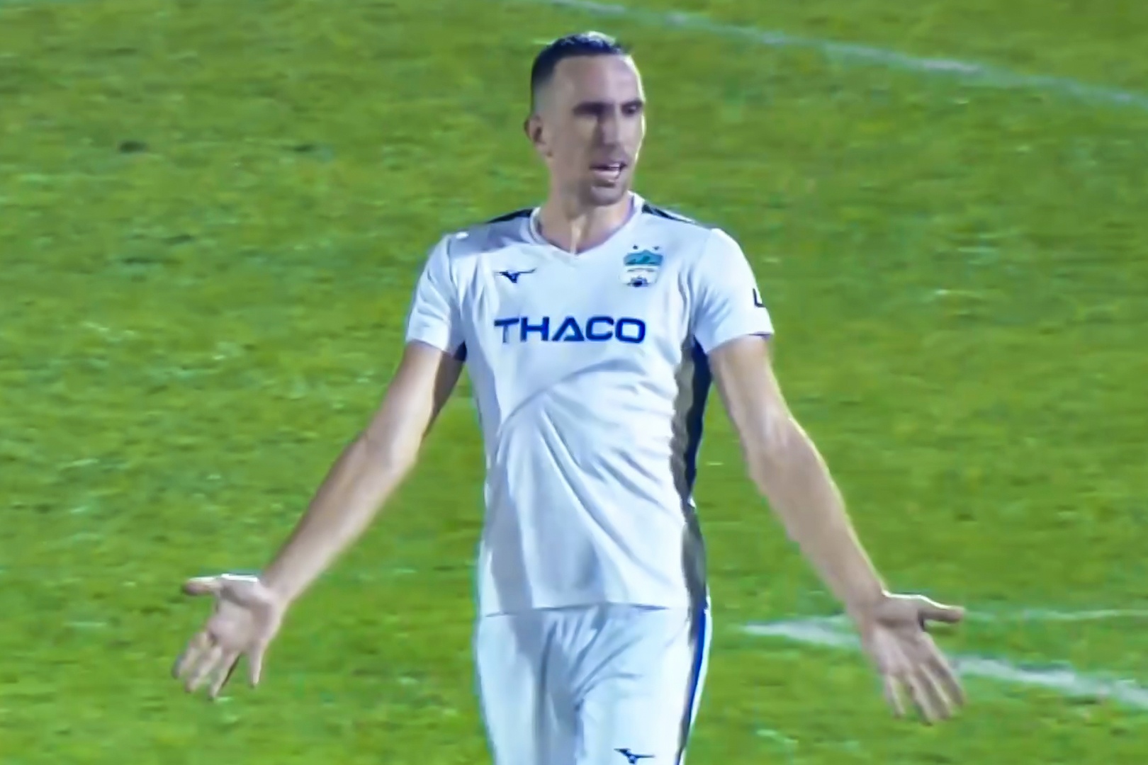 Ngoai binh HAGL phan ung voi dong doi sau ban phan luoi hinh anh