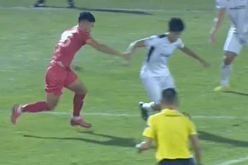 Pha bong khien trong tai FIFA cua Viet Nam bi ky luat hinh anh