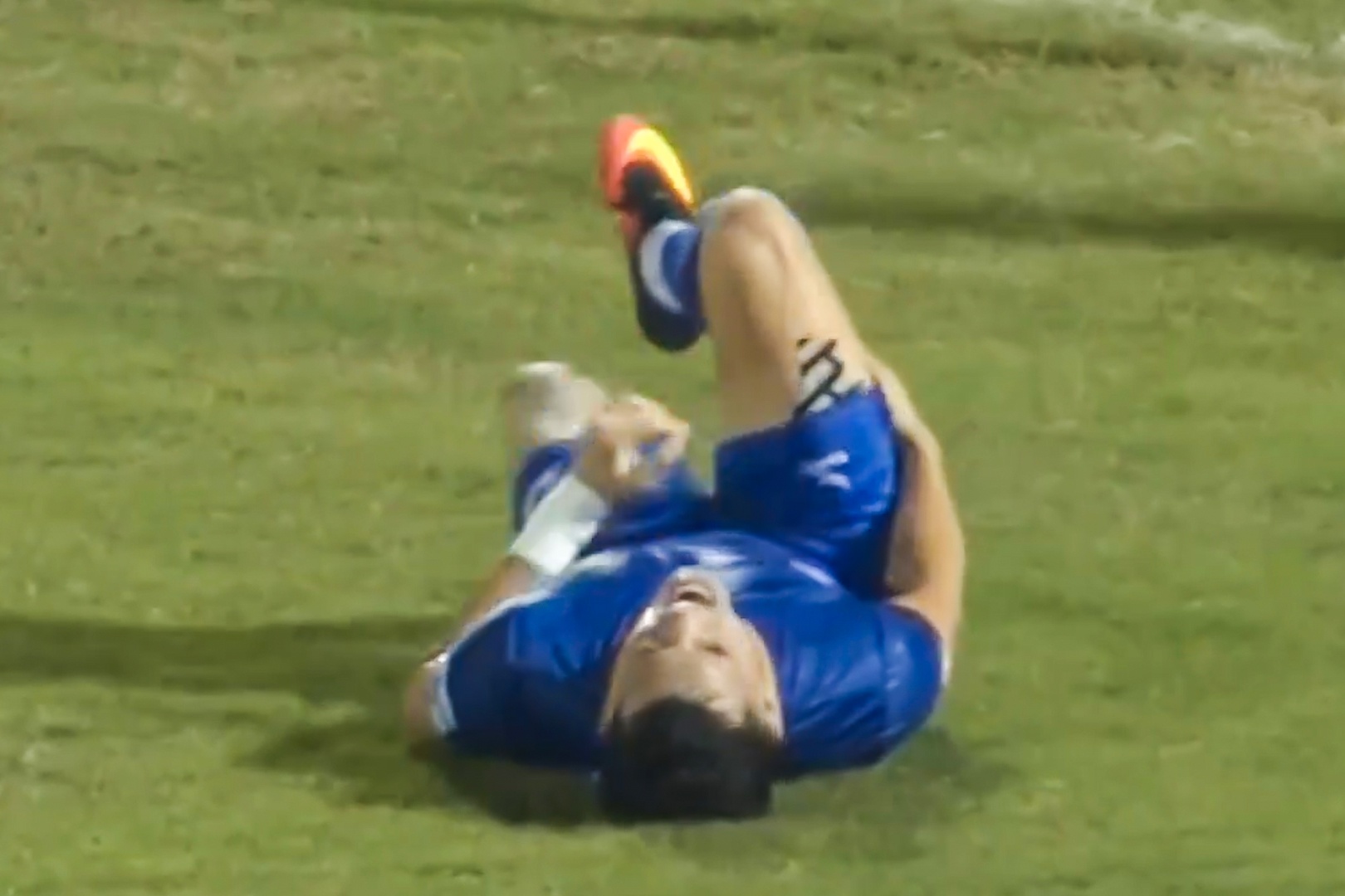 Tien Linh dau don nam san sau pha bo lo o cu ly 5 m hinh anh