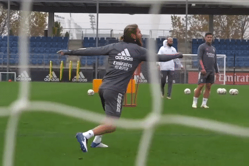 Ramos volley chan trai khien Courtois khong the can pha tren san tap hinh anh