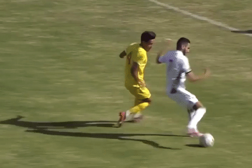 Mahrez ngoat bong hai lan truoc khi ghi ban hinh anh