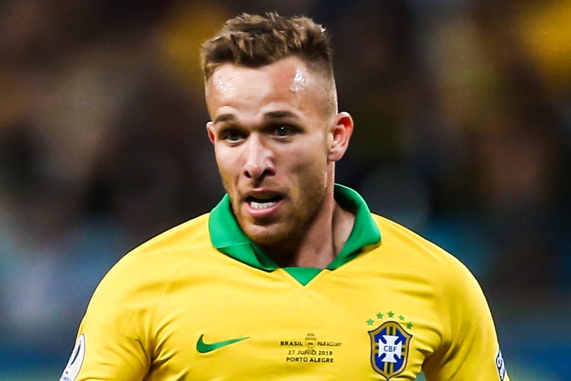 Tan binh cua Juventus sut xa tung luoi Uruguay hinh anh