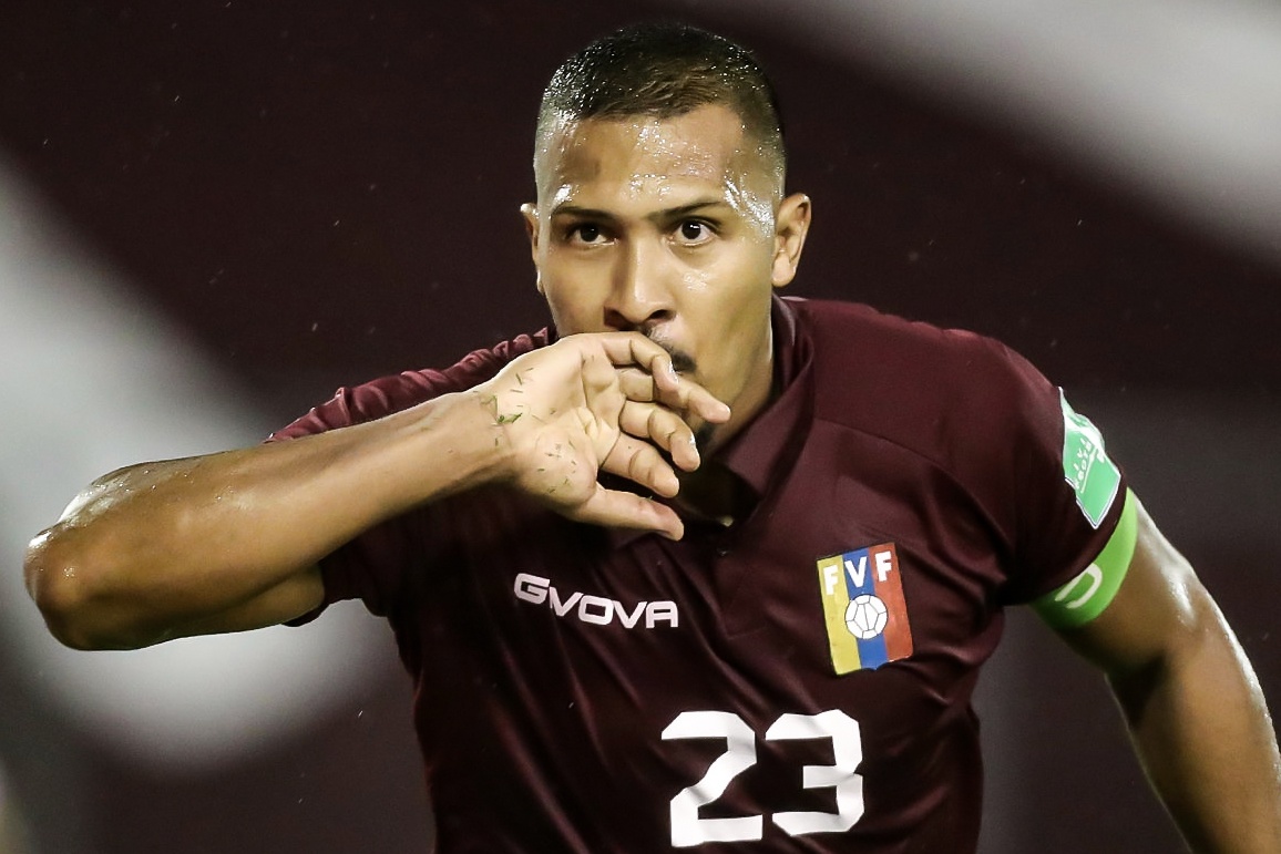 Cuu tien dao Premier League khien Vidal om han hinh anh