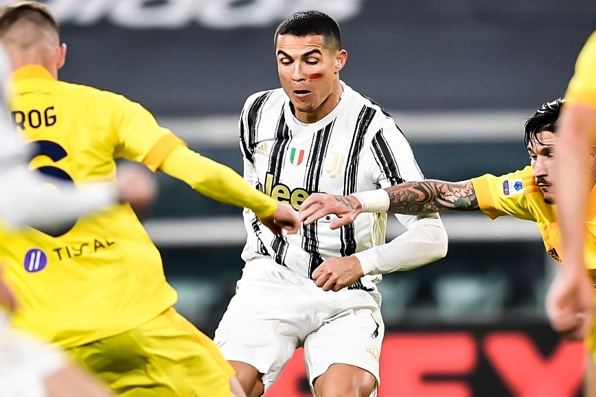 Ronaldo toa sang truoc su truy can cua 3 hau ve hinh anh