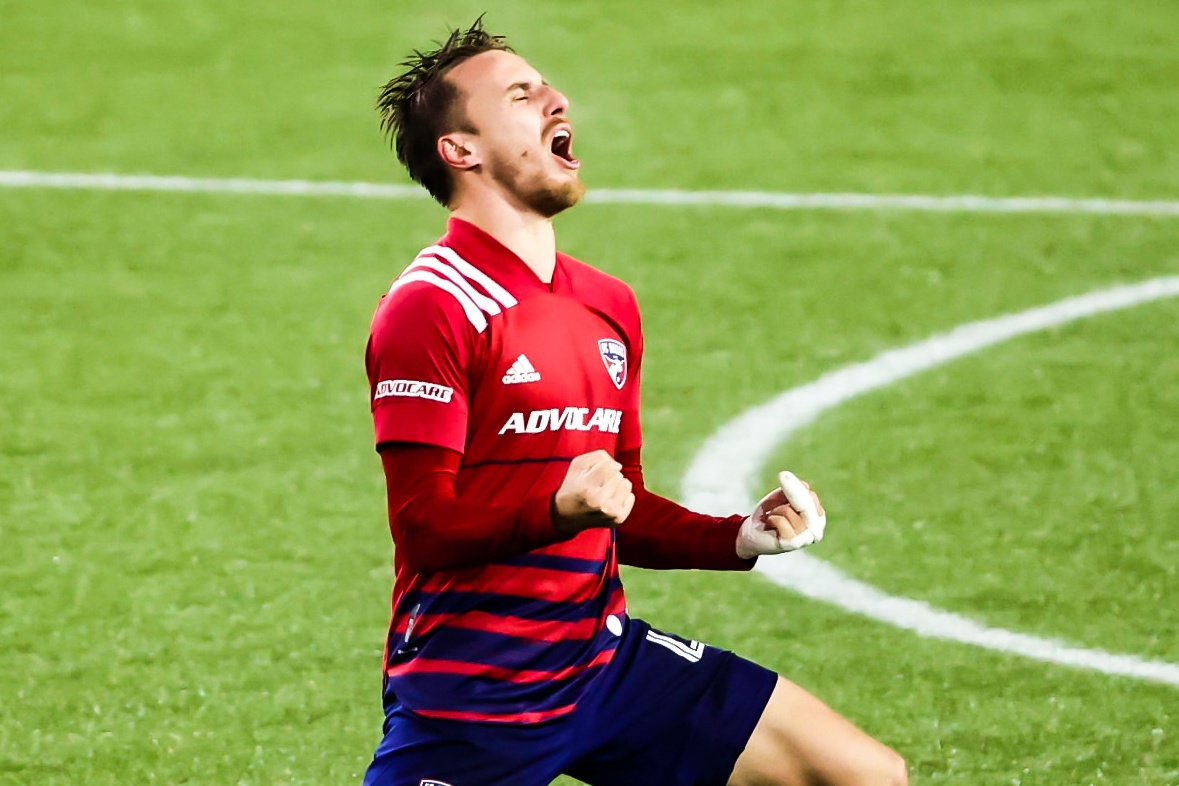 Chien thang luan luu 8-7 sau ban go o phut 90+3 hinh anh