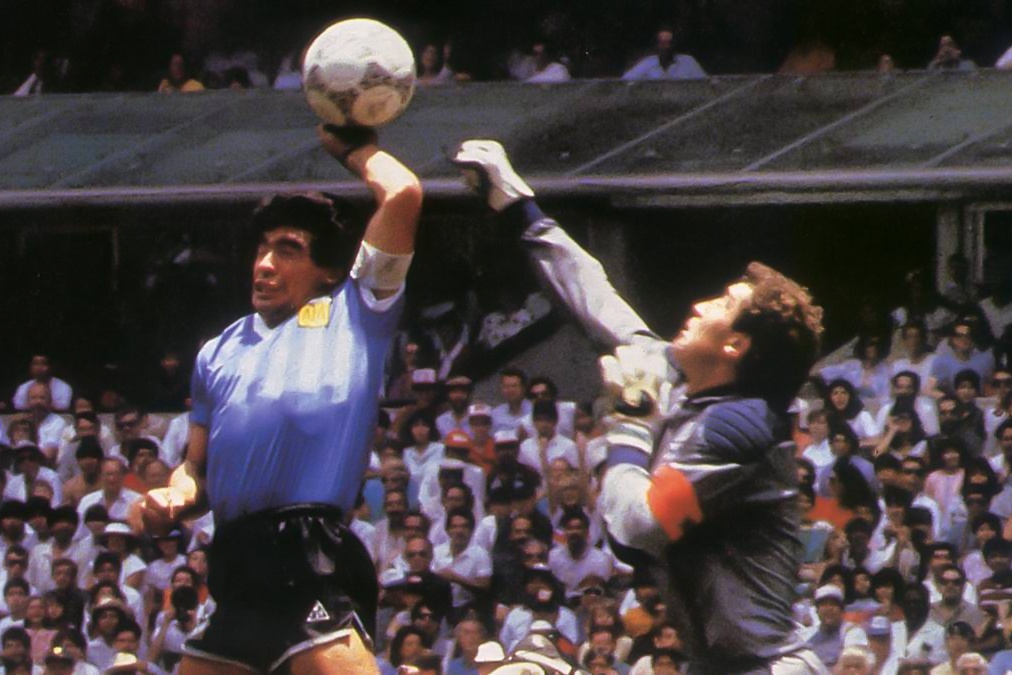 Phan ung cua Shilton khi Maradona qua doi hinh anh