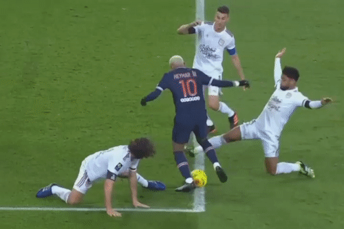 Neymar toa sang trong vong vay cua 4 cau thu hinh anh