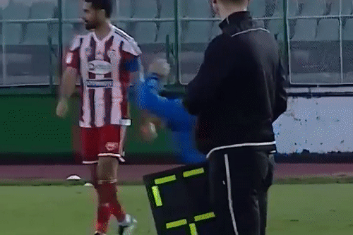 HLV vao san mang cau thu vi de thung luoi o phut 90+4 hinh anh