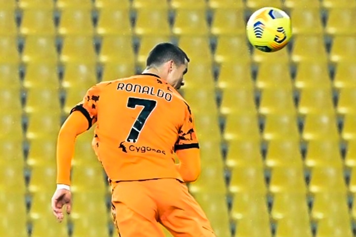 Highlights Parma 0-4 Juventus: Ronaldo bat cao ghi ban hinh anh