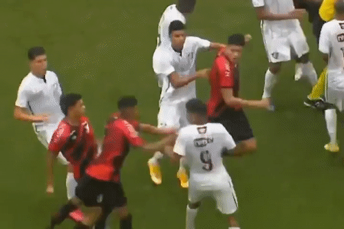 Cau thu nhan cu da song phi trong man au da o Brazil hinh anh