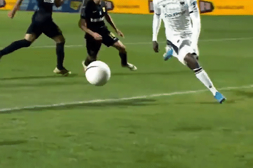 Cau thu tre dut gan banh che sau pha cuu thua hinh anh