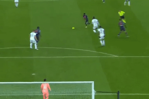 Cu sut xa thanh ban khien Mbappe phai vo tay hinh anh