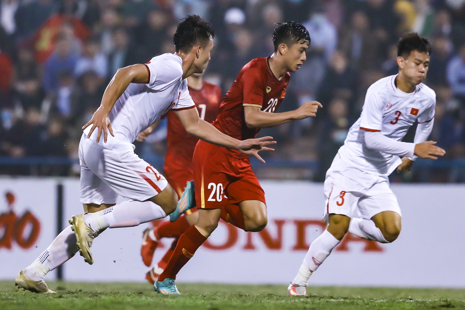 Phan Van Duc toa sang voi 2 cu ngoat bong hinh anh