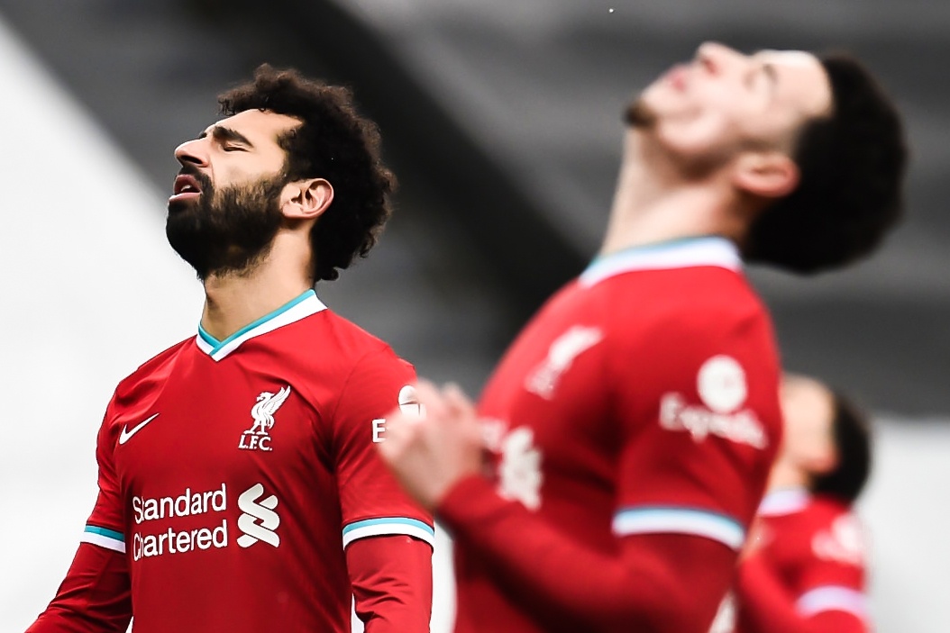 'Chang ai muon nga mu truoc Liverpool' hinh anh