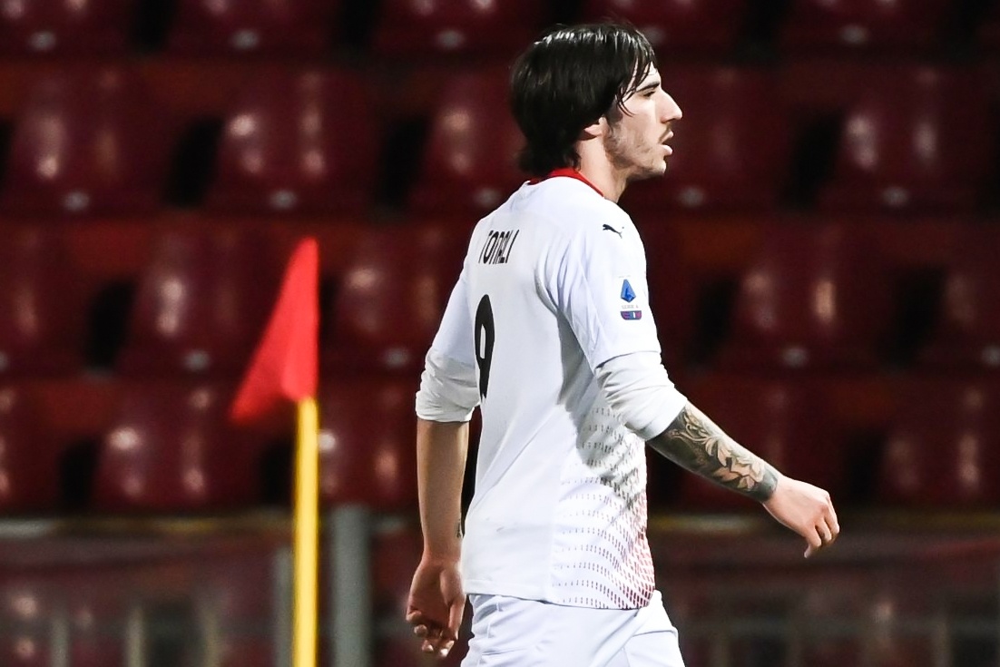 Sao tre bi duoi trong ngay AC Milan tro lai ngoi dau hinh anh