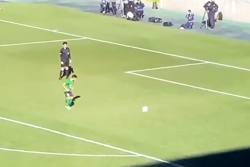 Cau thu ton 12 giay lay da cho qua penalty hinh anh