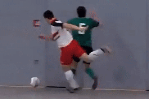 Pha tranh bong dan den xo xat o san futsal hinh anh