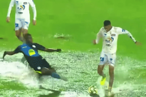 Pha vao bong quyet liet tren mat san dong nuoc hinh anh