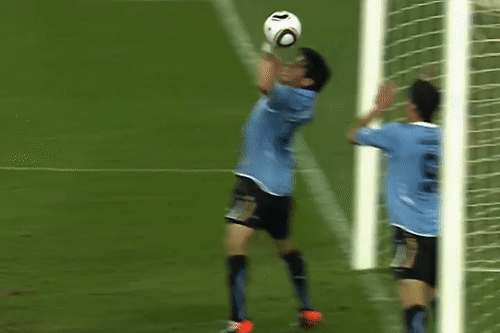 Pha bong tai tieng cua Suarez duoc tai hien o phut 90+3 hinh anh