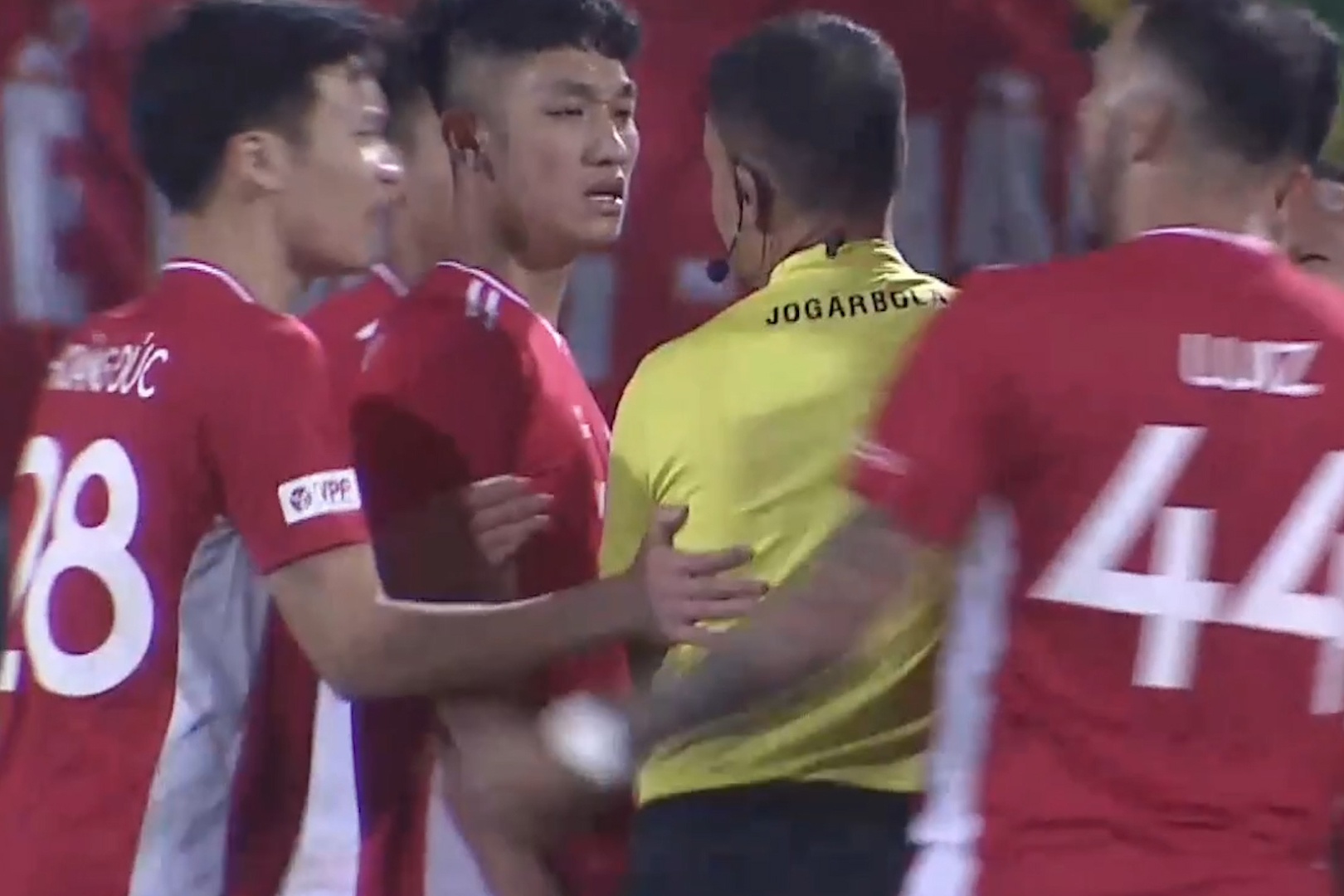 Cau thu doi Viettel vay trong tai hinh anh