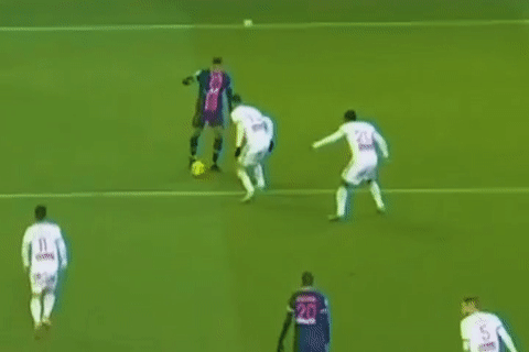 Mbappe dot pha qua 2 cau thu truoc khi kien tao hinh anh