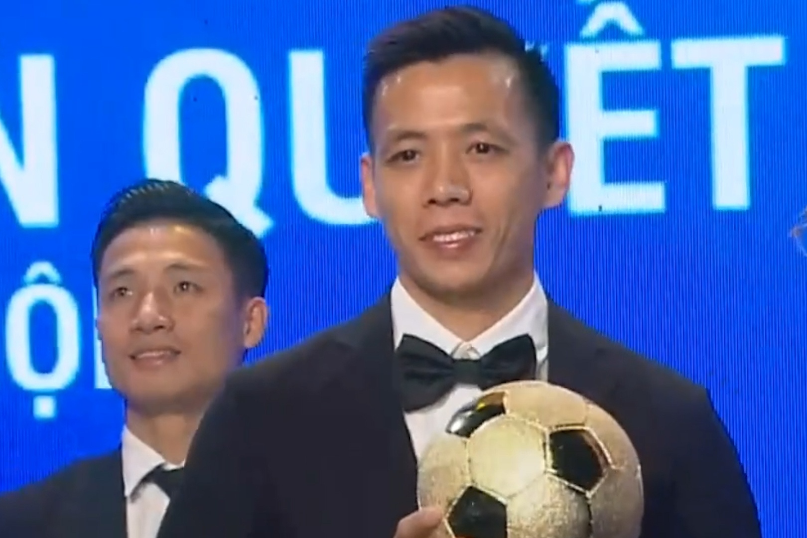 Cam xuc cua Van Quyet khi danh bai Tien Dung va Ngoc Hai hinh anh