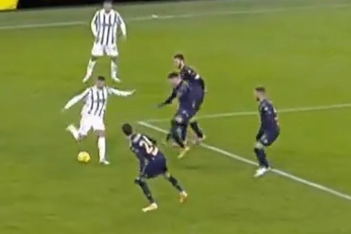 Ronaldo hut 3 cau thu doi phuong trong ban thang cua Juventus hinh anh