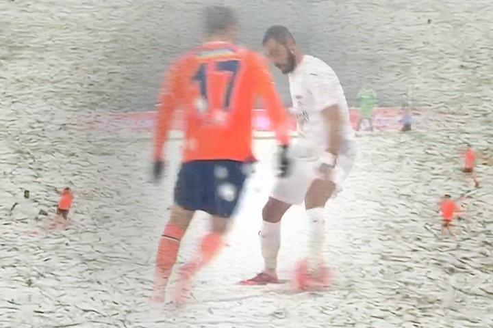 Cau thu bi lan vao tuyet trong tran dau o Tho Nhi Ky hinh anh