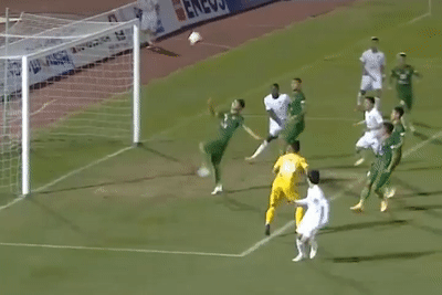 Cu lop bong cua Cong Phuong bi can pha truoc vach voi hinh anh