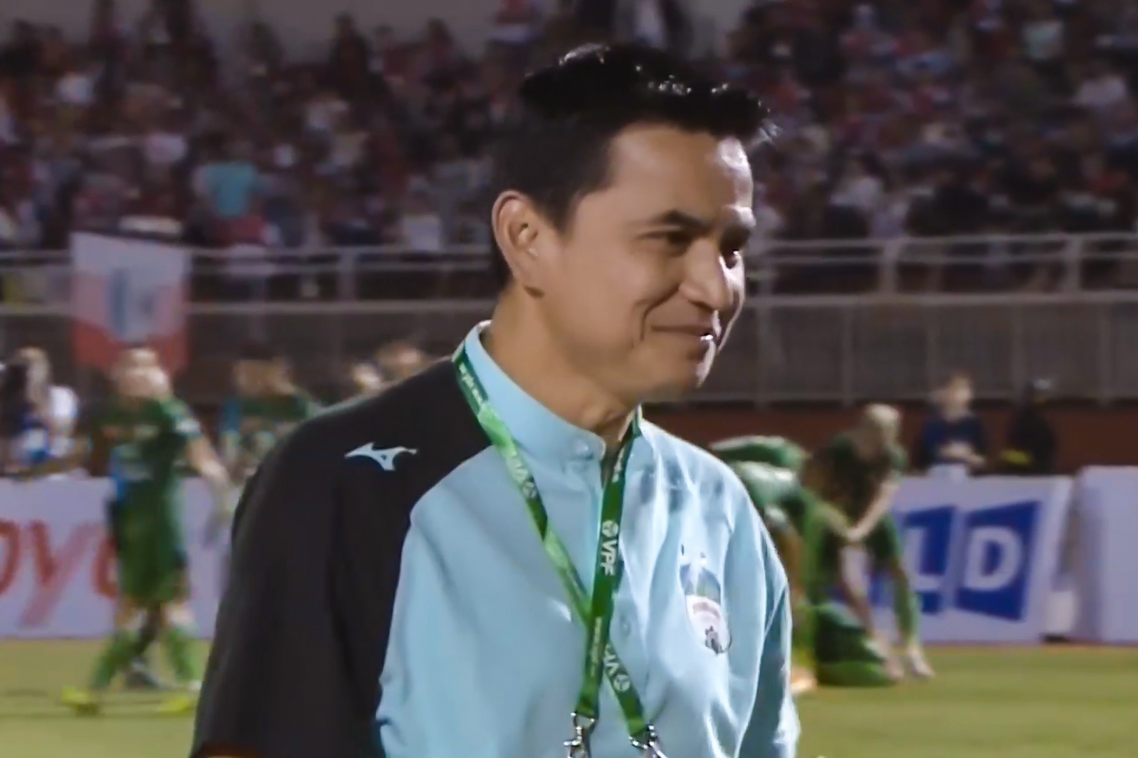 Phan ung cua Kiatisuk khi Do Merlo sut xa tung luoi HAGL hinh anh