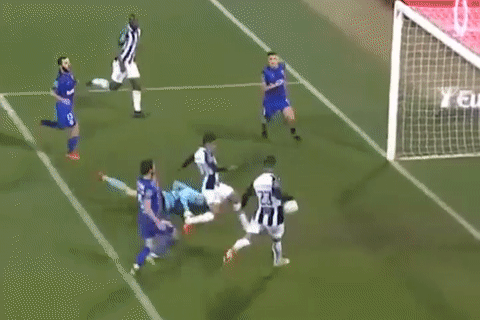 Hai cau thu cung bo lo co hoi truoc khung thanh trong hinh anh