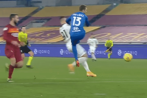 AS Roma nhan 2 the do trong 40 giay hinh anh