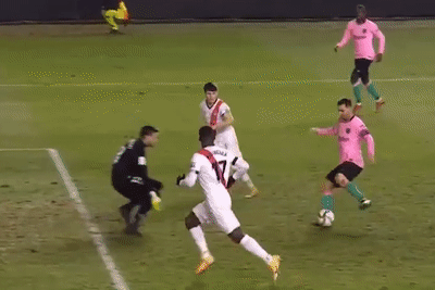 Messi bo lo co hoi sau pha ve bong qua thu mon hinh anh