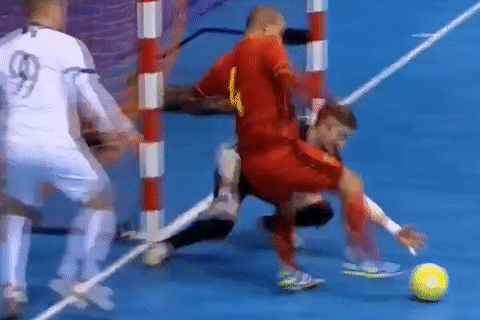 Pha giat got khien thu mon vo hut bong tren san futsal hinh anh