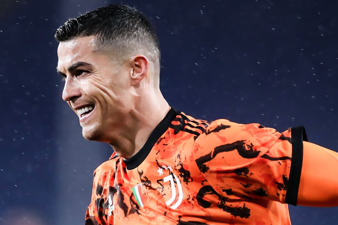 Ronaldo mo bong tu san nha giup Juventus ghi ban hinh anh