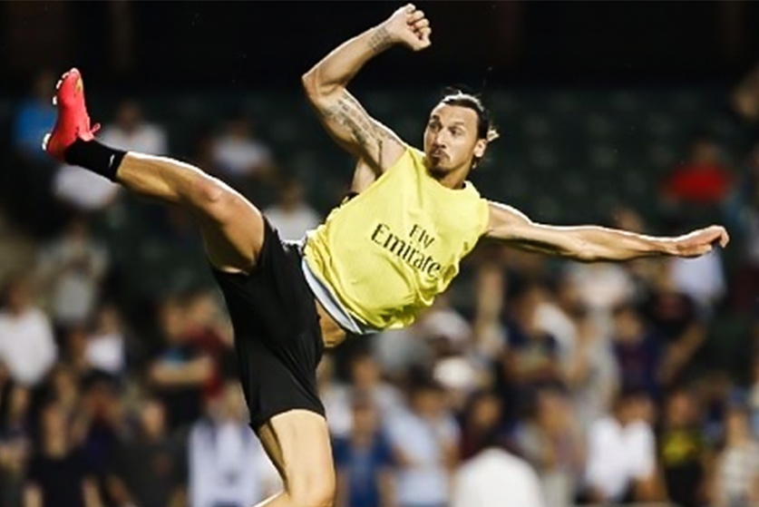 Ibrahimovic ghi ban bang cu bay nguoi tren san tap hinh anh