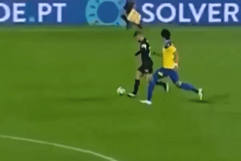 Cu lop bong tu ngoai vung cam dia dem ve ngoi dau bang hinh anh