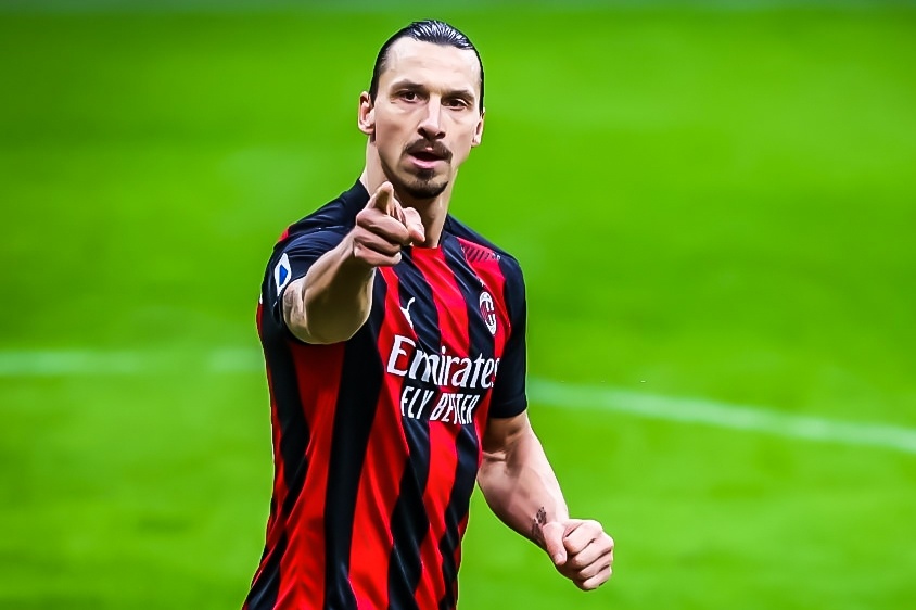 Highlights Milan - Crotone: Doi khach vo tran hinh anh