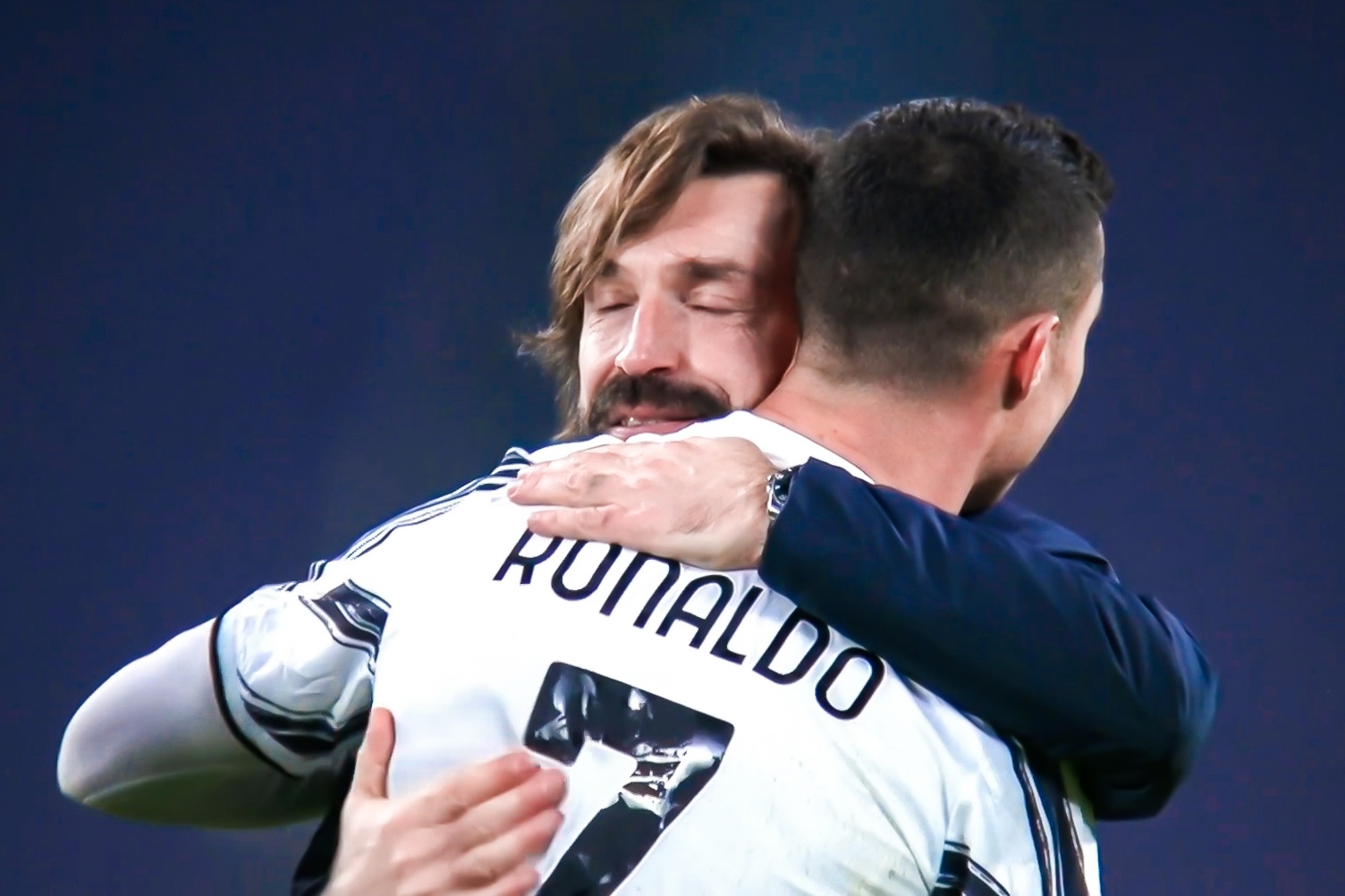 Ronaldo va Pirlo om nhau khi vao chung ket hinh anh