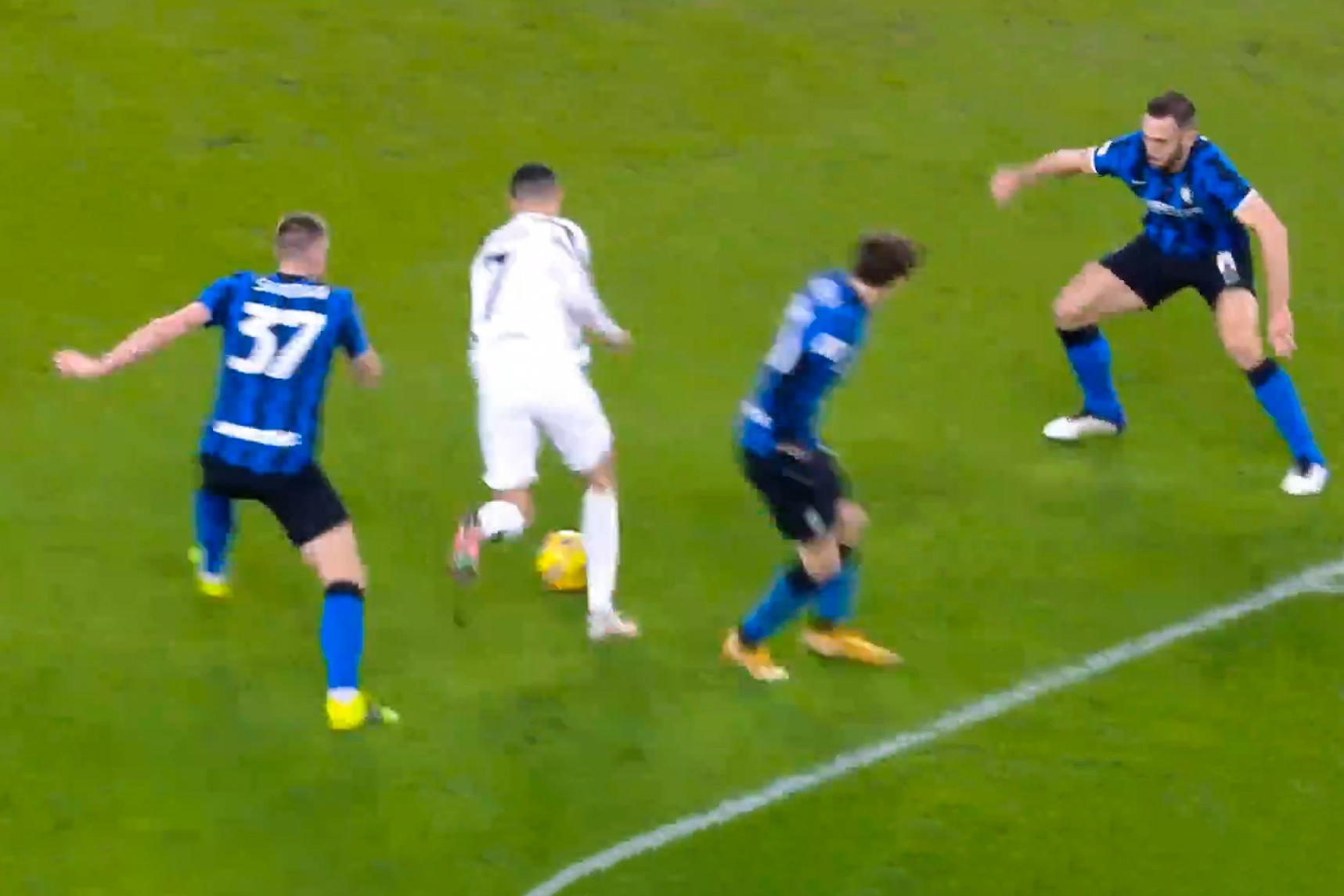 Ronaldo solo giua 3 cau thu Inter hinh anh