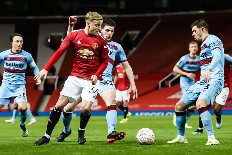 Van de Beek bieu dien ky thuat xoay compa khi da chinh hinh anh