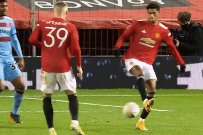 Cu cham ma ngoai mo ra tran thang cho MU hinh anh