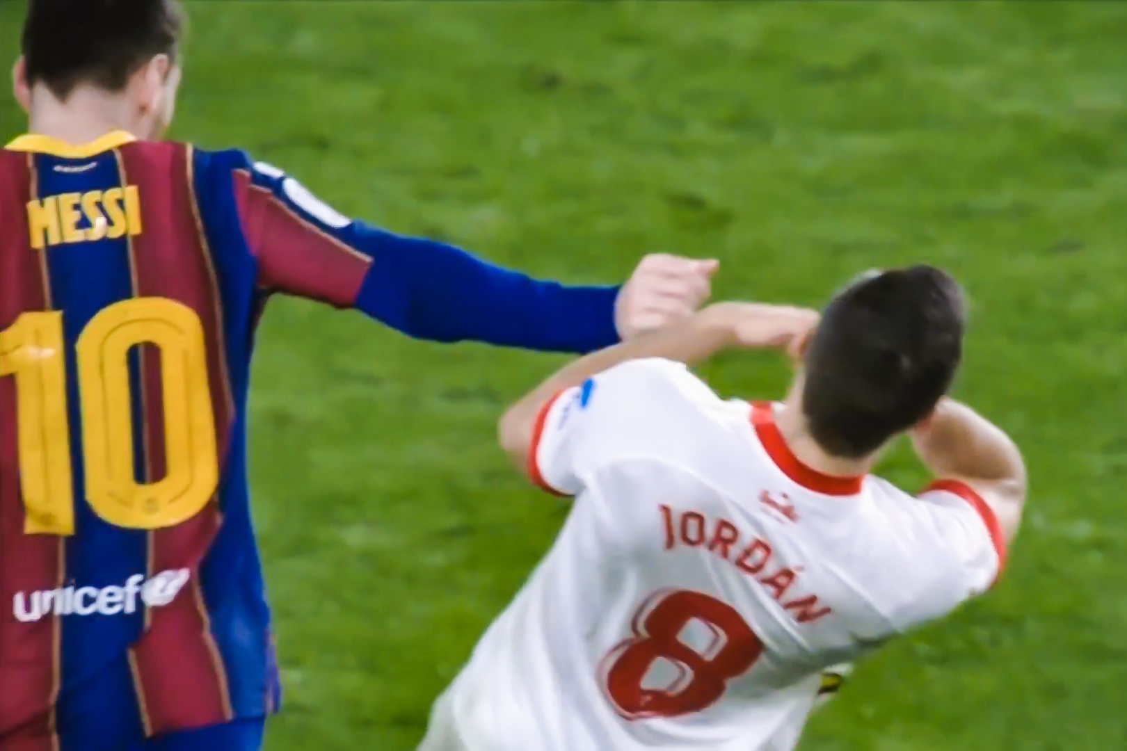 Messi thoat the phat sau pha choi xau hinh anh