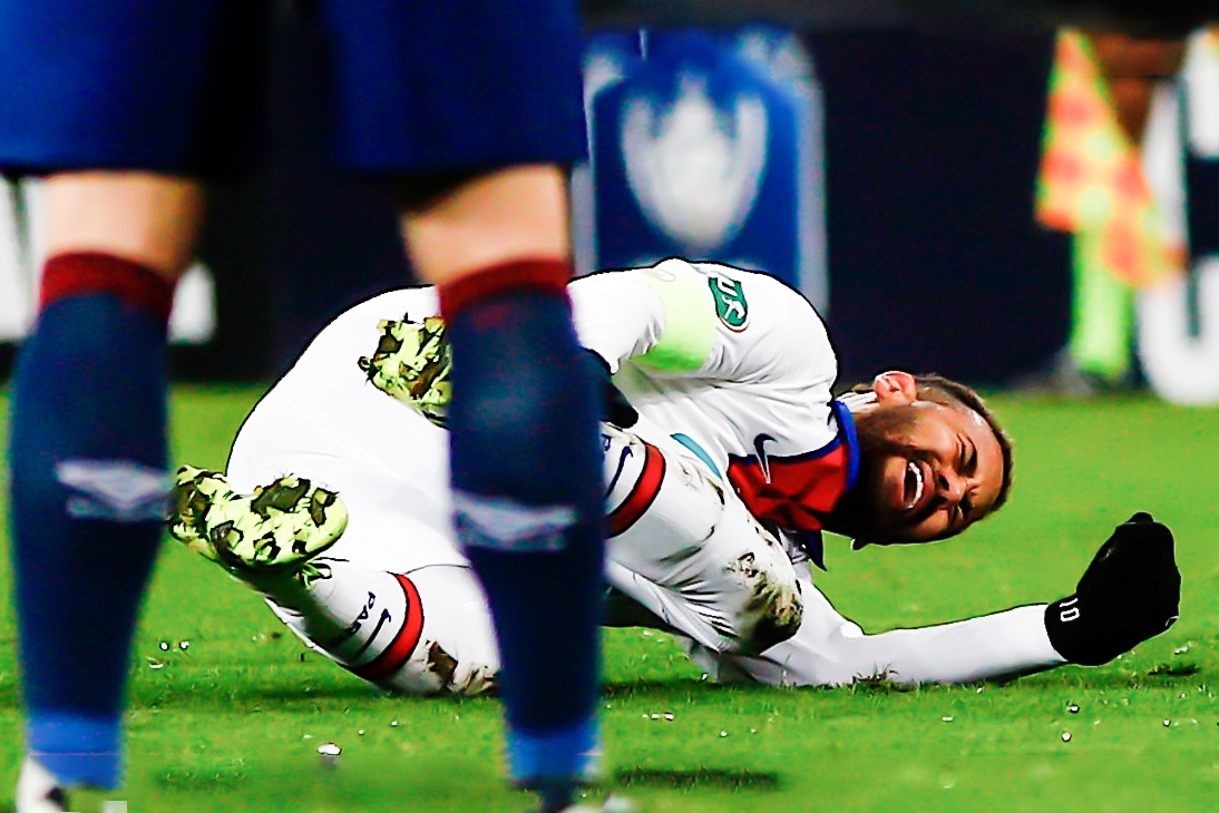 Hai pha vao bong lien tiep khien Neymar roi san hinh anh